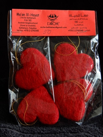 Röda hjärtan 4-pack, tovade, 120 kr